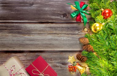 Noel ağacı, şenlikli. Kompozisyon dekorasyonları ve kostüm hediye kutuları koyu tahta arka planda. Tatil konsepti için kutlama Noel, yeni yıl, kış. Düz konum, kopyalama alanı olan üst görünüm.