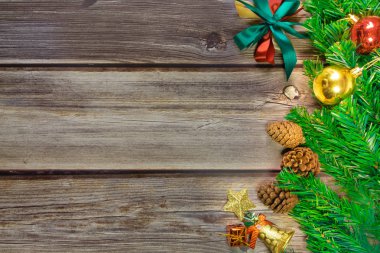 Noel ağacı, şenlikli. Kompozisyon dekorasyonları, karanlık tahta arka planda Xmas hediye kutuları. Tatil konsepti için kutlama Noel, yeni yıl, kış. Düz konum, kopyalama alanı olan üst görünüm.