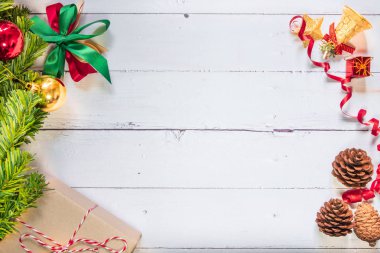 Noel kompozisyonu şenlik arka planı. Noel süsleri ve Noel hediye kutuları ahşap beyaz masada. Tatil konsepti için kutlama, yeni yıl, kış. Düz konum, kopyalama alanı olan üst görünüm