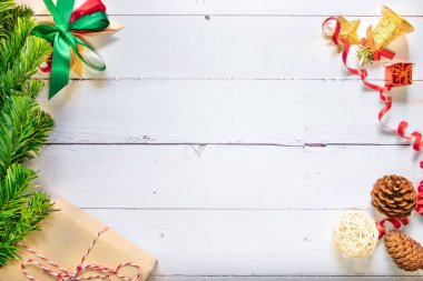 Noel kompozisyonu şenlik arka planı. Noel süsleri ve Noel hediye kutuları ahşap beyaz masada. Tatil konsepti için kutlama, yeni yıl, kış. Düz konum, kopyalama alanı olan üst görünüm