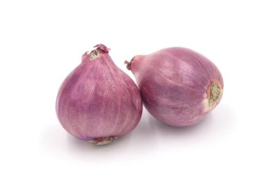 Kırmızı 'nın tüm soğanları beyaz arkaplanda izole edilmiş..