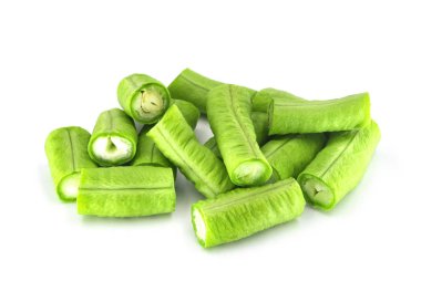 Taze bahçenin yakın plan uzun fasulye beyaz arka planda izole.