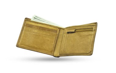 Cüzdanın kısa kahverengi, hakiki deri dokusuna yakın plan beyaz arka planda izole edilmiş banknotlar. Kırpma yolu olan bir erkek çantası.