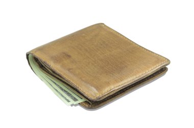 Cüzdanın kısa kahverengi, hakiki deri dokusuna yakın plan beyaz arka planda izole edilmiş banknotlar. Kırpma yolu olan bir erkek çantası.