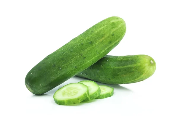 Close Van Twee Hele Verse Groene Komkommers Plakjes Geïsoleerd Witte — Stockfoto