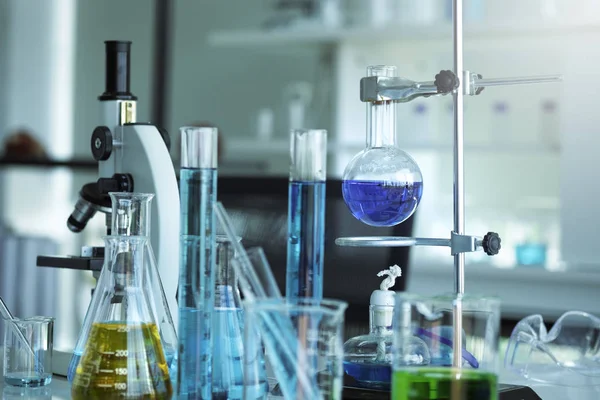 科学实验室化学生物学测试样品的不同玻璃器皿医疗设备 反射金属显微镜 Blue Tone Research Development Healthcare Concept — 图库照片