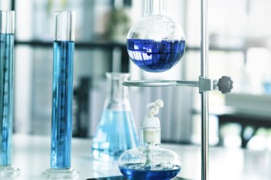 Bilim laboratuarı test tüpleri, kimya biyolojisi test örnekleri için cam tıbbi ekipmanlar. Sıvı, Mavi ton, Araştırma, Geliştirme ve Sağlık Konsepti.