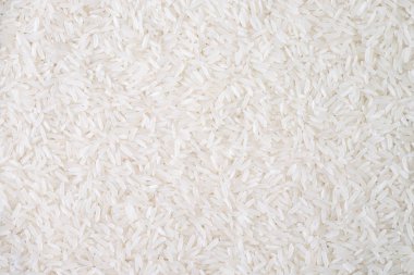 Beyaz pirinç tohumu dokusunun en üst görüntüsü. Organik, doğal uzun pirinç taneleri, sağlıklı yiyecekler. Asyalı kültürü tarımı. Derisi yüzülmüş