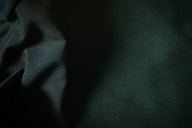 Siyah lüks kumaş, koyu gri soyut arka plan. Kalıplı ipek kumaş, saten kadife kumaş ya da lüks. Buruşuk tekstil parlak siyah renk. Tasarım, zarafet ve vignette etkisi.