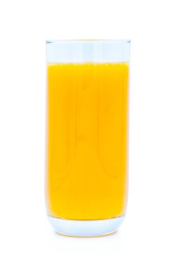 Cam sıkılmış portakal suyu yakın plan, beyaz arka planda izole edilmiş sarı renk. Doğal olarak organik tropik meyve suyu. Kavramsal gıda sağlıklı biri için vejetaryendir..
