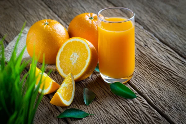 Close Von Glas Gepressten Orangensaft Und Frischen Früchten Reif Geschnitten — Stockfoto