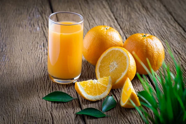 Close Von Glas Gepressten Orangensaft Und Frischen Früchten Reif Geschnitten — Stockfoto