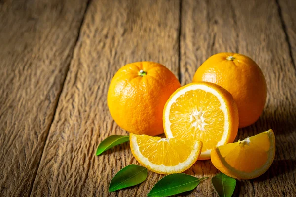 Großaufnahme Von Frischen Orangen Halbgeschnittenen Früchten Scheiben Mit Grünen Blättern — Stockfoto