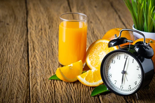 Close Der Retro Uhr Jahrgang Mit Glas Orangensaft Und Frischen — Stockfoto