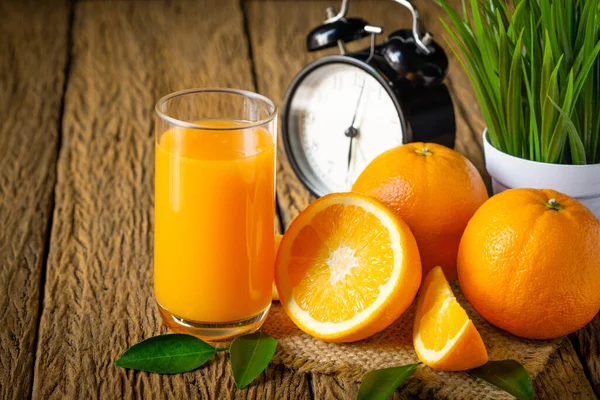 Close Von Glas Gepressten Orangensaft Und Frischen Früchten Reif Geschnitten — Stockfoto