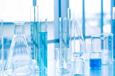 Bilim laboratuarı test tüpleri. Kimya biyolojisi örnekleri için cam takımlarda sıvı madde. Bilimsel analiz için araştırma geliştirme. Mavi ton, sağlık ve tıbbi konsept.