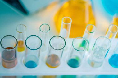 Laboratuvar deney tüplerinin üstündeki üst görünüm. Kimya biyolojisi örnekleri için vitray malzemelerde sıvı renkler. Bilimsel analiz için araştırma geliştirme. Sağlık ve Tıp Konsepti.