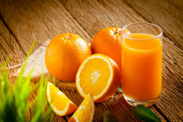 Close Von Glas Gepressten Orangensaft Und Frischen Früchten Reif Geschnitten — Stockfoto