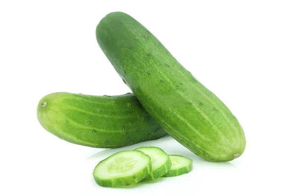 Close Van Twee Hele Verse Groene Komkommers Plakjes Geïsoleerd Witte — Stockfoto