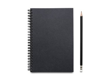 Siyah spiral dizüstü bilgisayarın ve beyaz arka planda izole edilmiş kalemin üstündeki üst görünüm bir model. Eğitim ve iş konsepti. düz yat