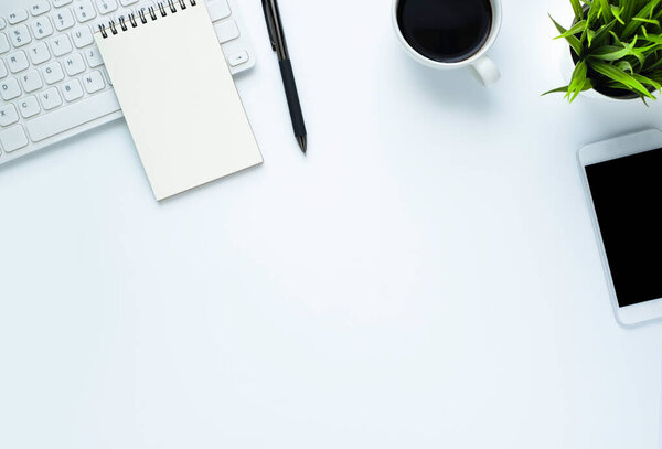 Рабочее место в офисе с белым столом. Вид сверху на клавиатуру с ноутбуком и кофе. Пространство для современной творческой работы дизайнера. Плоская лежала с бланшированным копировальным пространством. Концепция бизнеса и финансов
.