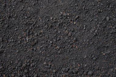 Üst görünüm, organik siyah toprak desenli arka plan yakın plan. Ağaç dikmek kullanılabilir. Yüzey grunge ve pürüzlü. Bahçe ve tarım çiftliği için uygun gübre verimli özelliği.
