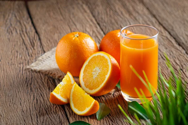 Close Von Glas Gepressten Orangensaft Und Frischen Früchten Reif Geschnitten — Stockfoto