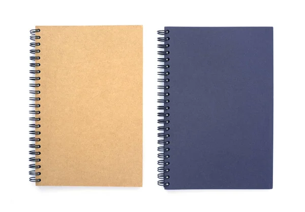 2つのスパイラルノートブックの上のトップビューは モックアップを設計するために白の背景に茶色と青を隔離しました 教育とビジネスの概念 平置き — ストック写真