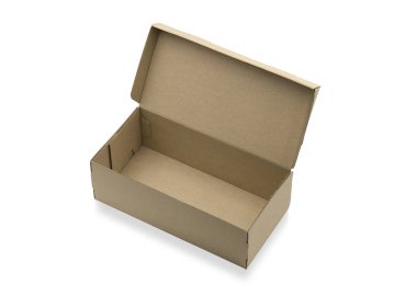 Beyaz arka planda, kırpma yolu olan açık kahverengi karton kutunun yakın plan görüntüsü. Model tasarım, ambalaj ve depolama için karton kutu ürünü. Oluklu kağıt geri dönüşüm kullanabilir.