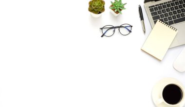 Ofiste beyaz masalı çalışma alanı. Not defteri ve kahveyle dizüstü bilgisayarın üst görüntüsü. Modern yaratıcı tasarımcılar için masa. Boş fotokopi alanı olan düz bir yer. İş ve finans kavramı.