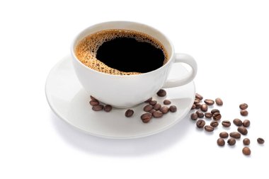 Kahvaltı menüsü olarak beyaz seramik bardakta çay tabağı ve kırpma yolu ile beyaz zemin üzerinde kavrulmuş kahve çekirdekleri ile sıcak siyah kahveyi (espresso veya cappuccino) kapayın..
