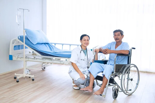 Asyalı profesyonel kadın doktor hastanede yaşlı hastanın sağlığını teşhis. Doktor not defterine reçete yazıyor. Yaşlanan toplum, sağlık ve tıbbi kavram. Tıp doktoru danışmanlık var