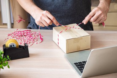 Asyalı genç akıllı işadamı veya Sme online girişimci sahibi, teslimat iş hisse senetleri veya parseller üzerinde ürün kontrol. Ev ofisinde çalışan genç küçük işletme sahibi.