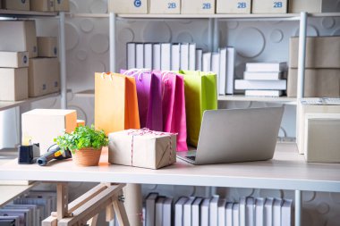 Çevrimiçi pazarlama veya Alışveriş çevrimiçi iş konsepti ve kutu ambalajı, alışveriş çantası, lojistik servis yoluyla müşteriye teslim edilmesi için paket kutusu, başarılı girişim Sme işi