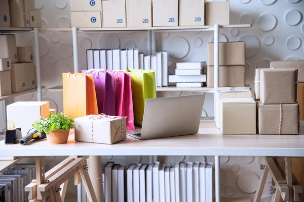 Çevrimiçi pazarlama veya Alışveriş çevrimiçi iş konsepti ve kutu ambalajı, alışveriş çantası, lojistik servis yoluyla müşteriye teslim edilmesi için paket kutusu, başarılı girişim Sme işi