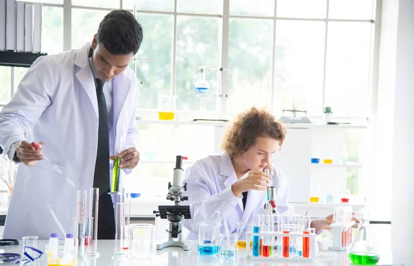 在化学实验室使用科学、医疗设备或设备进行研究或实验的男女女青年、科学家、技术人员或学生 — 图库照片