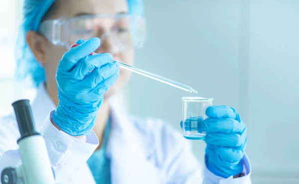 Cientista, pesquisadora, técnica ou estudante asiática realizou pesquisa ou experimento usando microscópio que é equipamento científico em laboratório de medicina, química ou biologia — Fotografia de Stock