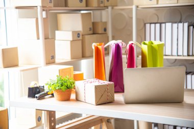 Çevrimiçi pazarlama veya Alışveriş çevrimiçi iş konsepti ve kutu ambalajı, alışveriş çantası, lojistik servis yoluyla müşteriye teslim edilmesi için paket kutusu, başarılı girişim Sme işi