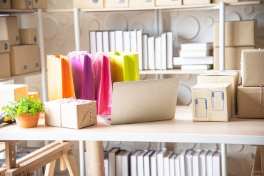 Çevrimiçi pazarlama veya Alışveriş çevrimiçi iş konsepti ve kutu ambalajı, alışveriş çantası, lojistik servis yoluyla müşteriye teslim edilmesi için paket kutusu, başarılı girişim Sme işi