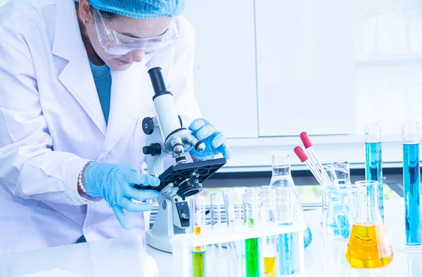 Asian Woman Scientist Researcher Technician Student Conducted Research Experiment Using — Stock Photo, Image