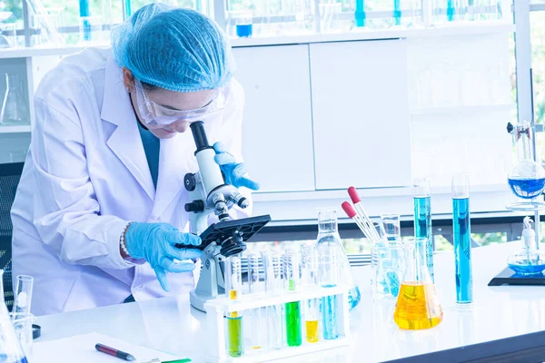 亚洲女科学家 研究员 技术员或学生使用显微镜进行研究或实验 显微镜是医学 化学或生物实验室的科学设备 — 图库照片