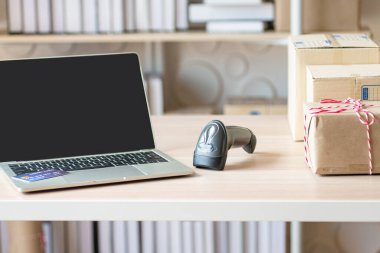 Sme çevrimiçi işleri için malzemeler, teslimat işi dizüstü bilgisayarı, barkod, kutular, hisse senetleri ve paketlerdeki ürünleri kontrol etmek. Ev ofisinde çalışan küçük işletmeler..