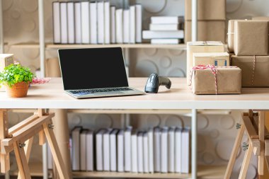 Sme çevrimiçi işleri için malzemeler, teslimat işi dizüstü bilgisayarı, barkod, kutular, hisse senetleri ve paketlerdeki ürünleri kontrol etmek. Ev ofisinde çalışan küçük işletmeler..