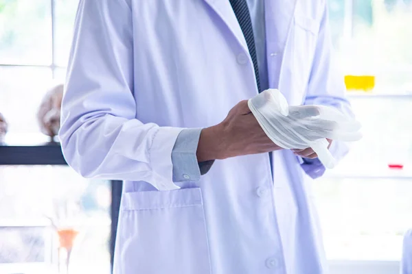 Bilim adamı biyolog ya da araştırmacı virüs ya da bakteri hastalığından korunmak için kişisel koruma ekipmanları koyuyor. Araştırmacı yeni virüs aşısını test ediyor ve yeniden ele geçiriyor.