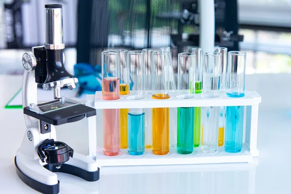 Förberedelse Laboratorieutrustning Såsom Glas Rör Med Vätska Det Vita Bordet — Stockfoto