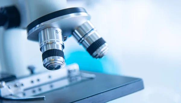 Kapatılan mikroskop, biyoloji, kimya, bilim adamları veya eğitim öğrencileri için tıbbi araştırma laboratuvarı