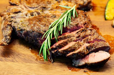 Biftek ızgarada baharatlı peper origano Himalaya pembe tuzlu zeytinyağı süslemeli biberli ve ahşap tabakta sebze ızgara