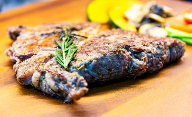 Biftek ızgarada baharatlı peper origano Himalaya pembe tuzlu zeytinyağı süslemeli biberli ve ahşap tabakta sebze ızgara