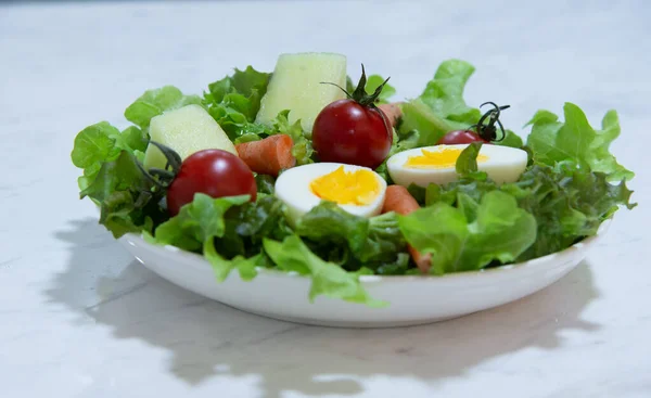 在白色大理石背景的白菜上品尝新鲜蔬菜沙拉绿色蔬菜胡萝卜和香醋蛋类蔬菜是健康食品 — 图库照片