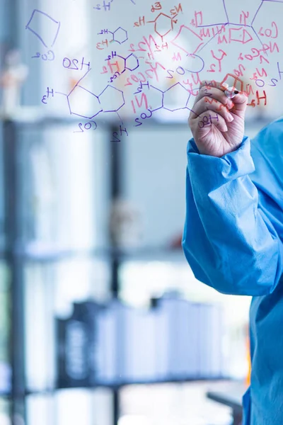 Forskarna Kemisterna Upptäcker Den Kemiska Formeln Skriva Whiteboard Laboratorium Forskaren — Stockfoto